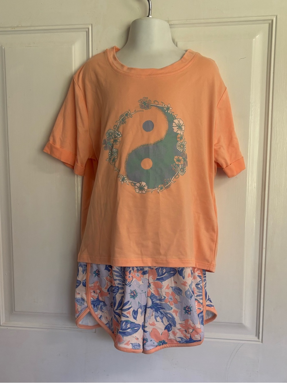 NWT Sunset Me Small peach short-sleeve graphic tee/floral short set.   Retail 38